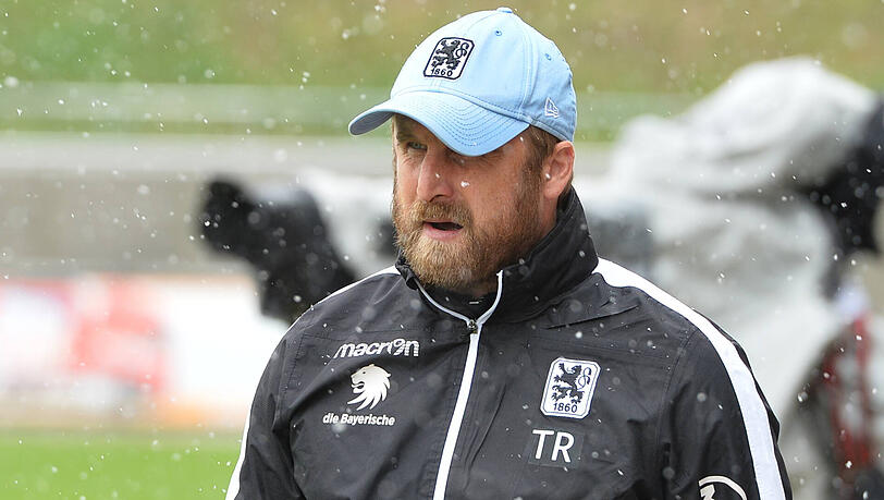 Mit den Löwen im Sturzflug: Trainer Daniel Bierofka. Mit den Löwen im Sturzflug: Trainer Daniel Bierofka.