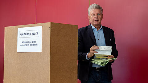 Dieter Reiter, der Oberbürgermeister von München, am Sonntag im Wahllokal. Der Amtsinhaber muss in die Stichwahl.