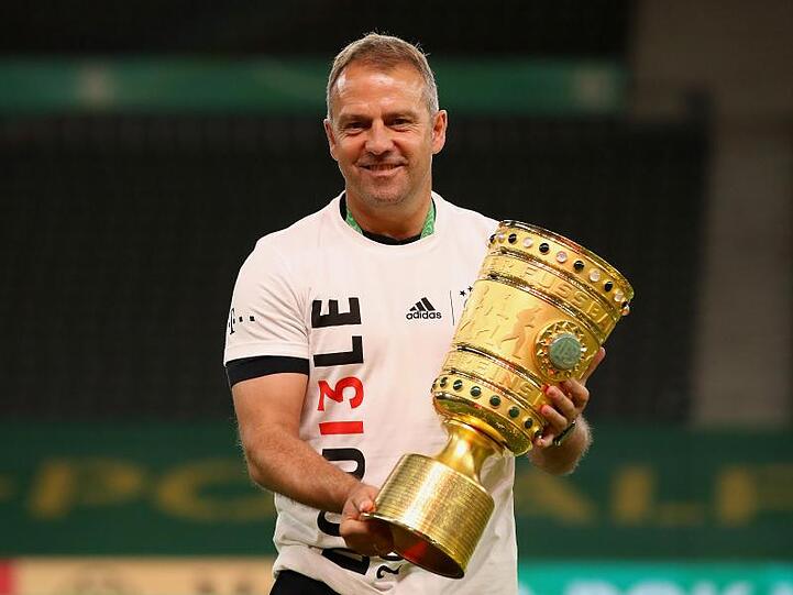 Bayerns Trainer Hansi Flick hält den DFB-Pokal. Foto: Alexander Hassenstein/Getty Images Europe/Pool/dpa/Archivbild