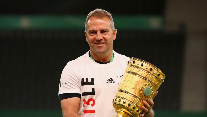 Bayerns Trainer Hansi Flick hält den DFB-Pokal. Foto: Alexander Hassenstein/Getty Images Europe/Pool/dpa/Archivbild Bayerns Trainer Hansi Flick hält den DFB-Pokal. Foto: Alexander Hassenstein/Getty Images Europe/Pool/dpa/Archivbild