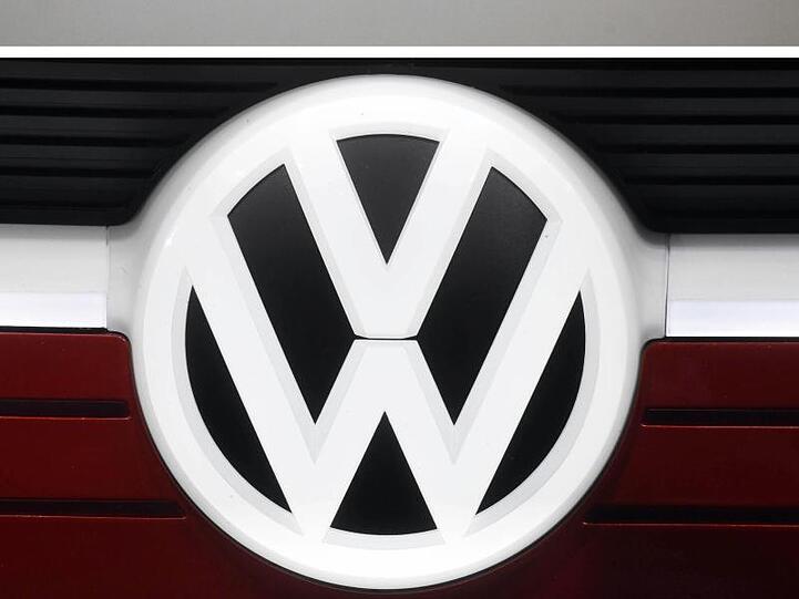 Die Bildkombo zeigt ein VW Logo (l), aufgenommen und ein Ford Logo. Foto: Uli Deck/Archivbild