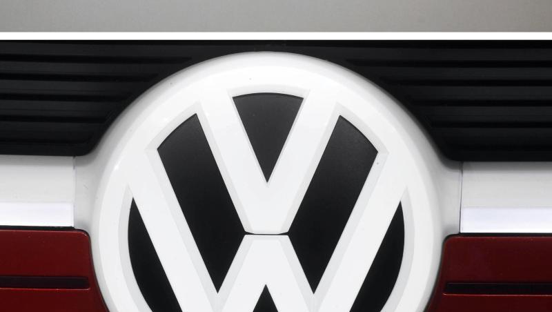 Die Bildkombo zeigt ein VW Logo (l), aufgenommen und ein Ford Logo. Foto: Uli Deck/Archivbild Die Bildkombo zeigt ein VW Logo (l), aufgenommen und ein Ford Logo. Foto: Uli Deck/Archivbild