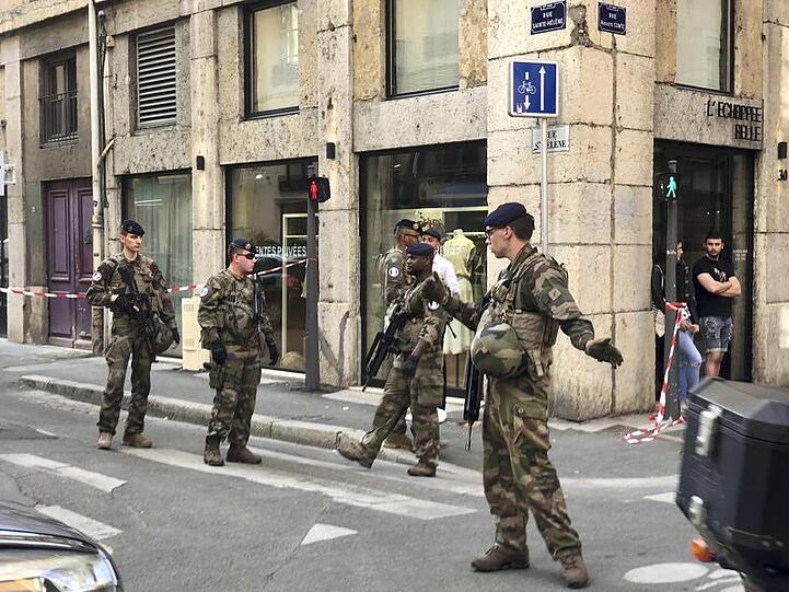 Nach der Explosion in Lyon mit mehreren Verletzten übernahmen Anti-Terror-Spezialisten der Pariser Staatsanwaltschaft die Ermittlungen.