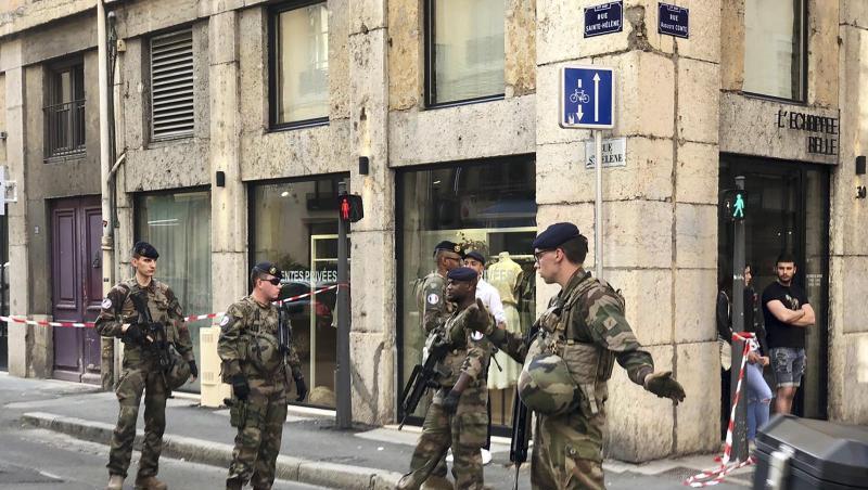 Nach der Explosion in Lyon mit mehreren Verletzten übernahmen Anti-Terror-Spezialisten der Pariser Staatsanwaltschaft die Ermittlungen. Nach der Explosion in Lyon mit mehreren Verletzten übernahmen Anti-Terror-Spezialisten der Pariser Staatsanwaltschaft die Ermittlungen.