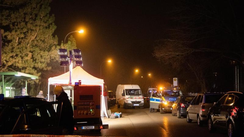 Polizeibeamte arbeiten am abgesperrten Tatort nahe der Augsburger Bushaltestelle.