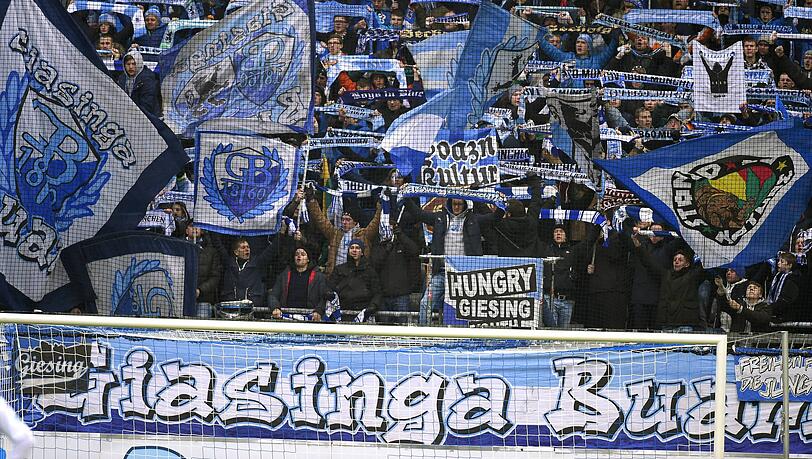 Das Objekt der Begierde: Der Banner der Giasinga Buam. Das Objekt der Begierde: Der Banner der Giasinga Buam.