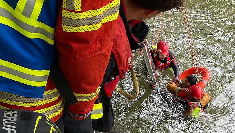 Zwei Bauarbeiter haben am heutigen Donnerstag geistesgegenwärtig eine Frau aus der Isar gerettet.