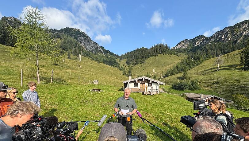 Traditionell ist der Wolf eines der Hauptthemen bei der alljährlichen Hauptalmbegehung in den bayerischen Alpen. Landwirtschaftsminister Rainer (CSU) will bis Januar das neue Jagdgesetz durch den Bundesrat bringen.