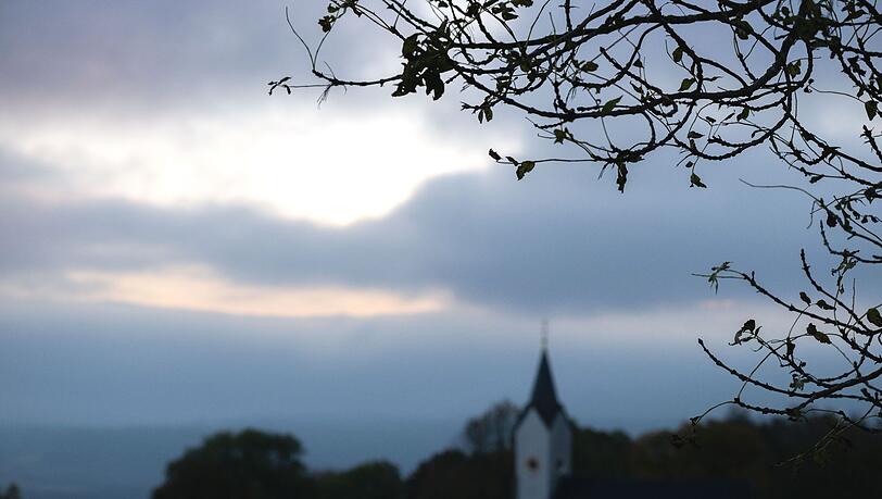 Regen und Sonne im Mix - auch die kommenden Tage bleibt es herbstlich. (Archivbild)