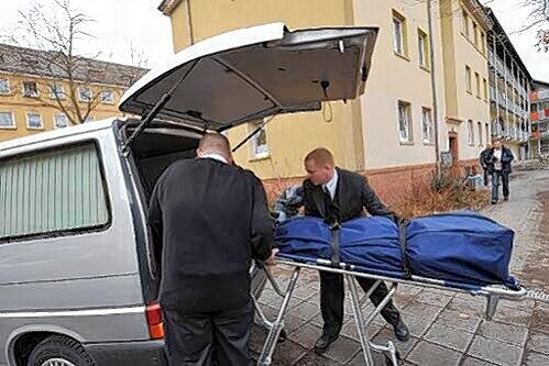 Tatort Gibitzenhof: Die Leiche von Nicolai S. wird aus der Wohnung in der Speyerer Straße getragen.