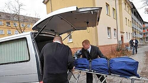 Tatort Gibitzenhof: Die Leiche von Nicolai S. wird aus der Wohnung in der Speyerer Straße getragen. Tatort Gibitzenhof: Die Leiche von Nicolai S. wird aus der Wohnung in der Speyerer Straße getragen.