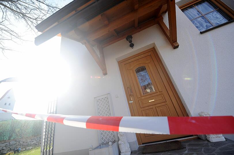 Die Blutspritzer an der Wand im Hauseingang machten den Bruder von Cornelia stutzig - er alarmierte die Polizei.