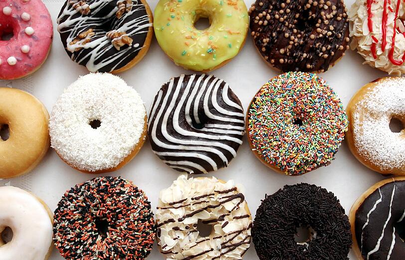 Erdbeer mit Vanillefüllung oder pur mit Schokoglasur: Im &bdquo;Sweet Donuts&ldquo; schlagen süße Herzen höher.
