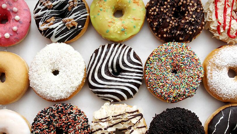 Erdbeer mit Vanillefüllung oder pur mit Schokoglasur: Im „Sweet Donuts“ schlagen süße Herzen höher. Erdbeer mit Vanillefüllung oder pur mit Schokoglasur: Im „Sweet Donuts“ schlagen süße Herzen höher.