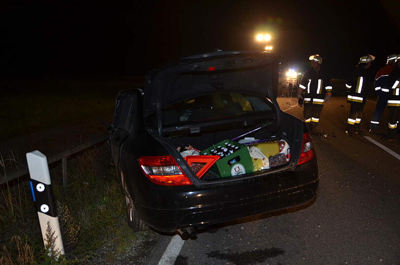 Überholmanöver zum falschen Moment: Zwei Autos krachen frontal ineinander, die beiden Fahrer sind verletzt.