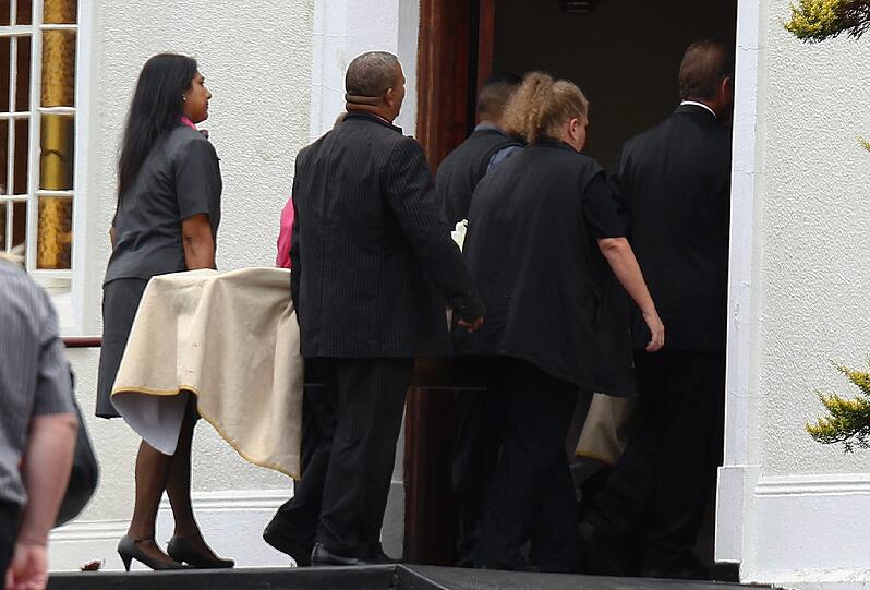 Abschied: Reeva Steenkamps Sarg wird zur Trauerfeier ins Krematorium von Port Elizabeth gebracht.