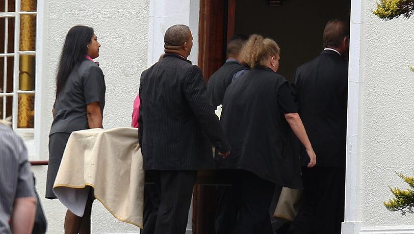 Abschied: Reeva Steenkamps Sarg wird zur Trauerfeier ins Krematorium von Port Elizabeth gebracht. Abschied: Reeva Steenkamps Sarg wird zur Trauerfeier ins Krematorium von Port Elizabeth gebracht.