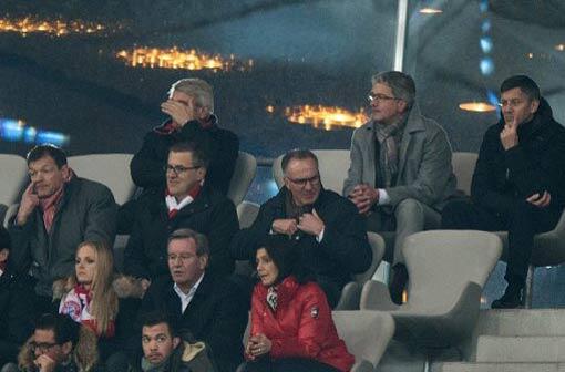 Einer fehlt: Karl-Heinz Rummenigge blickt zum leeren Sessel, dem einstigen Stammplatz von Uli Hoeneß. Oben rechts der neue Aufsichtsrats-Chef Herbert Hainer. Unten links der designierte Präsident Karl Hopfner mit seiner Lebensgefährtin Anne Kröhl.