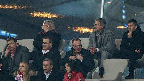 Einer fehlt: Karl-Heinz Rummenigge blickt zum leeren Sessel, dem einstigen Stammplatz von Uli Hoeneß. Oben rechts der neue Aufsichtsrats-Chef Herbert Hainer. Unten links der designierte Präsident Karl Hopfner mit seiner Lebensgefährtin Anne Kröhl.