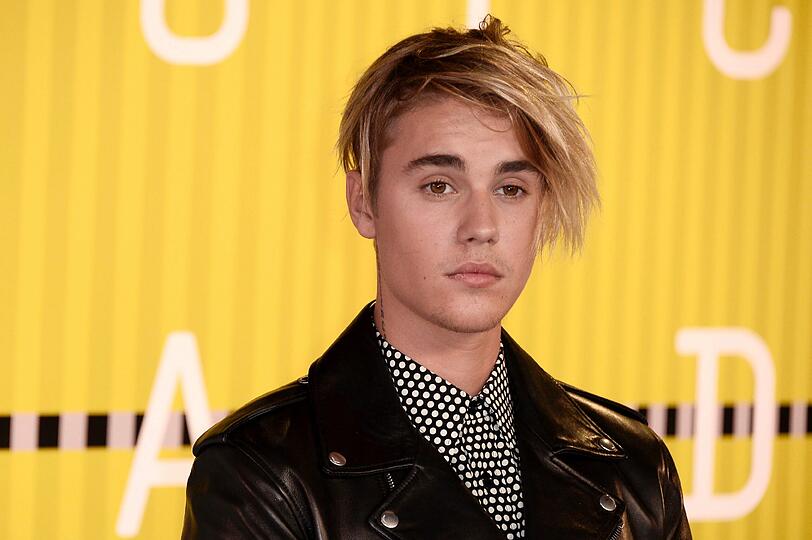 Ein Paparazzo hat Justin Bieber nackt an einem Pool fotografiert.