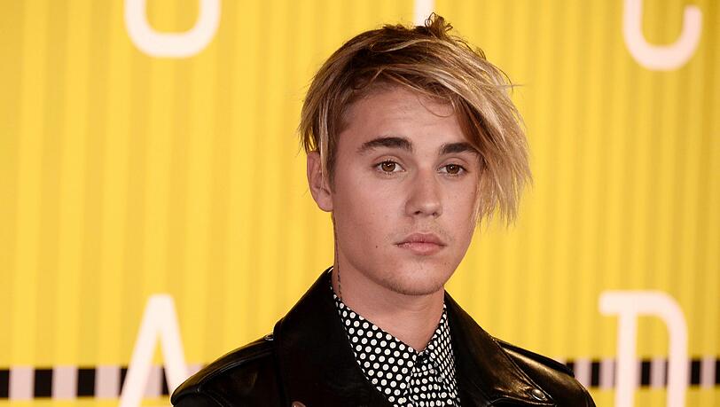 Ein Paparazzo hat Justin Bieber nackt an einem Pool fotografiert.