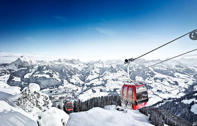 Mit der Hahnenkammbahn den Berg hinauf: Auf dem Hang findet jedes Jahr das berühmte Skirennen statt.