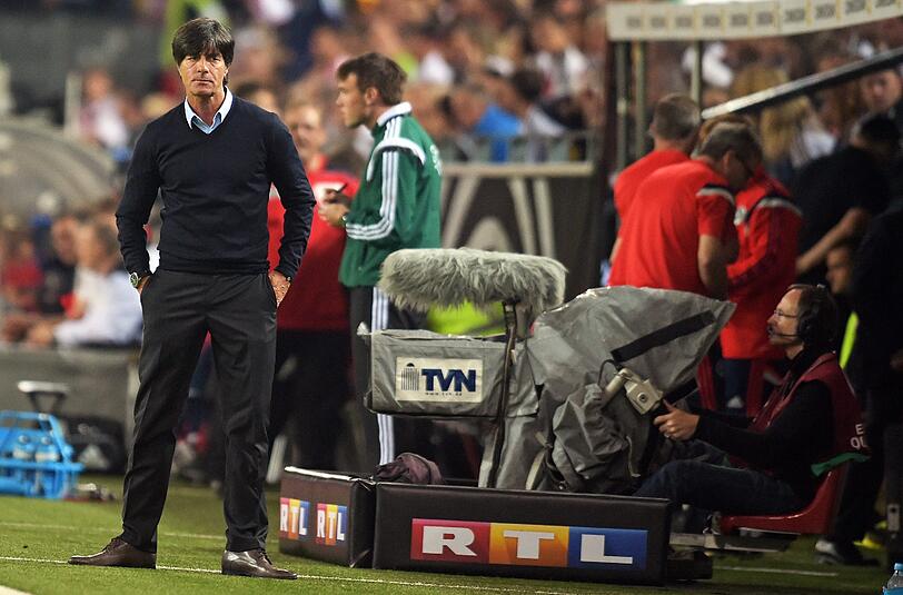Jogi Löw während der Partie am Spielfeldrand. Nach Abpfiff kam der Bundestrainer zum obligatorischen TV-Interview ins RTL-Studio. Live war das Gespräch am Ende aber nicht.