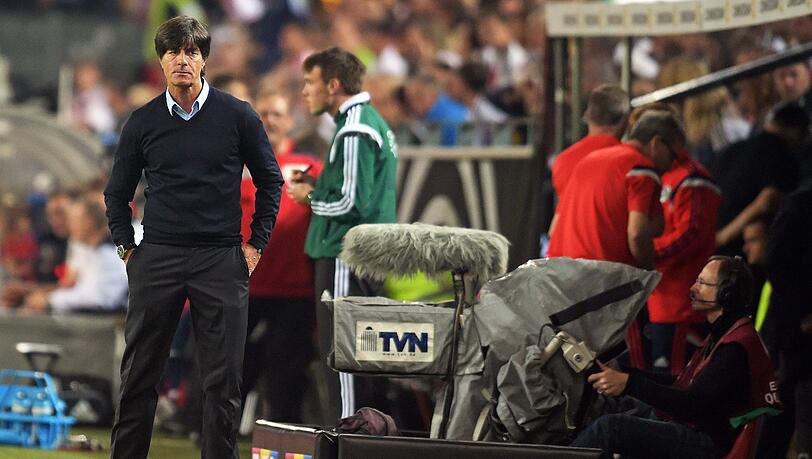 Jogi Löw während der Partie am Spielfeldrand. Nach Abpfiff kam der Bundestrainer zum obligatorischen TV-Interview ins RTL-Studio. Live war das Gespräch am Ende aber nicht.