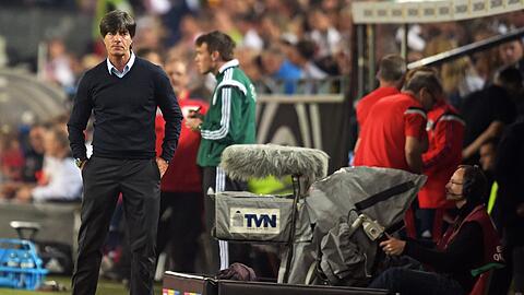 Jogi Löw während der Partie am Spielfeldrand. Nach Abpfiff kam der Bundestrainer zum obligatorischen TV-Interview ins RTL-Studio. Live war das Gespräch am Ende aber nicht.