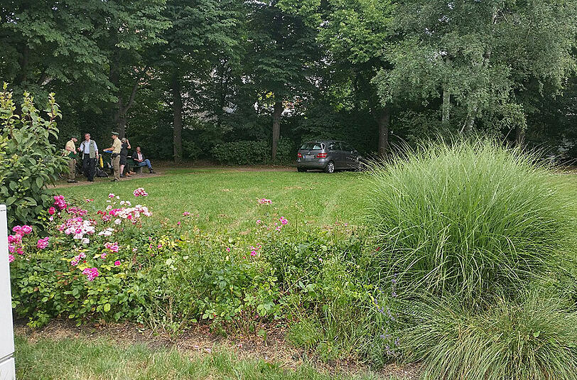 Bilder vom Unfall am Romanplatz, bei dem eine 71-jährige Frau das Gas- und Bremspedal ihres Wagens verwechselte und einen 5-jährigen Jungen anfuhr.