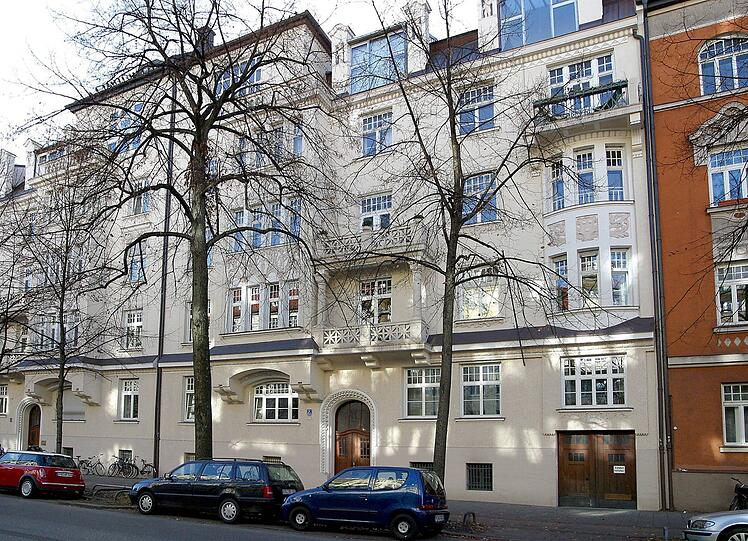 In seinem Wohnhaus in der Elisabethstraße 5 wurde Walter Sedlmayr am 14.07.1990 ermordet.
