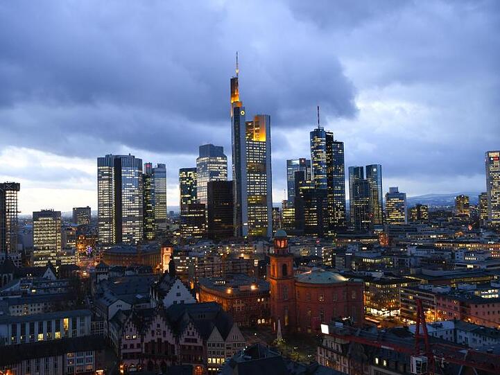 Die Bankentürme bilden die markante Skyline von Frankfurt am Main.