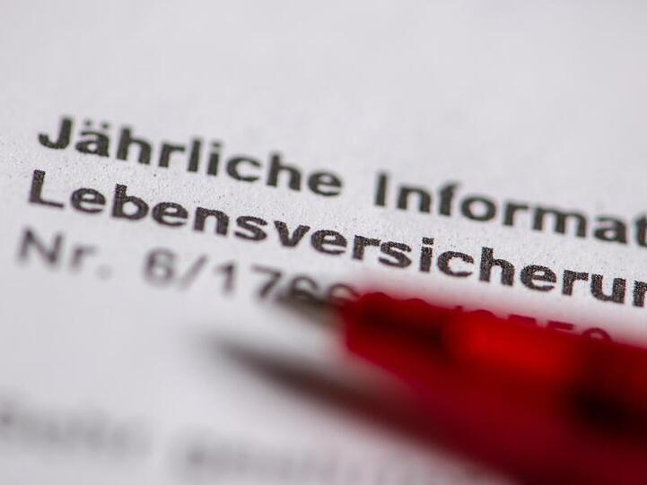 Lebensversicherungskunden müssen sich nach einer kleinen Pause auf eine Fortsetzung der Zinstalfahrt einstellen.