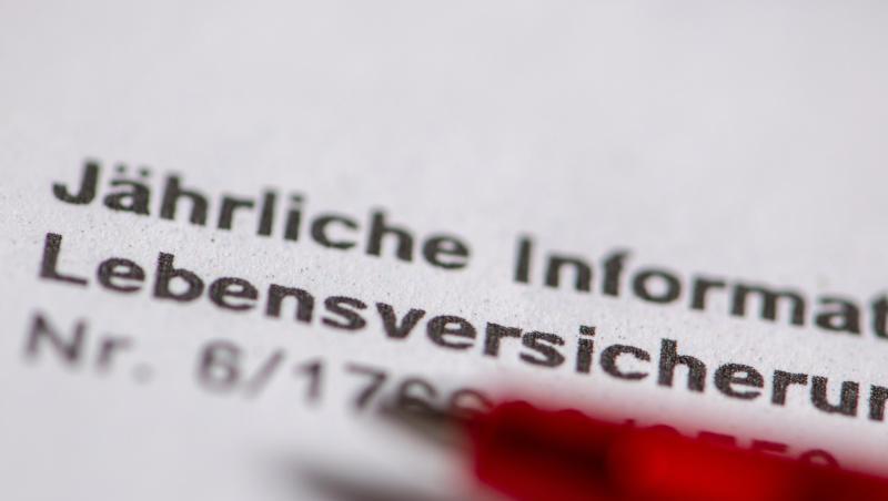 Lebensversicherungskunden müssen sich nach einer kleinen Pause auf eine Fortsetzung der Zinstalfahrt einstellen. Lebensversicherungskunden müssen sich nach einer kleinen Pause auf eine Fortsetzung der Zinstalfahrt einstellen.