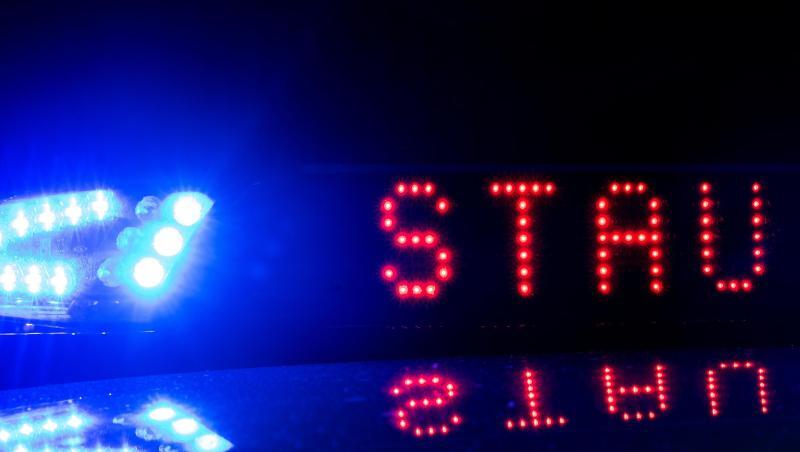 Die Polizei warnt mit einer Anzeige vor Stau. Die Polizei warnt mit einer Anzeige vor Stau.