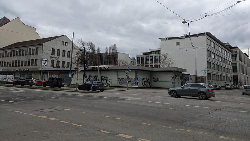 Das Areal mit den leerstehenden Gebäuden verkauft der Freistaat an Apple. Im Hintergrund ist das schon gebaute Apple-Gebäude zu sehen.
