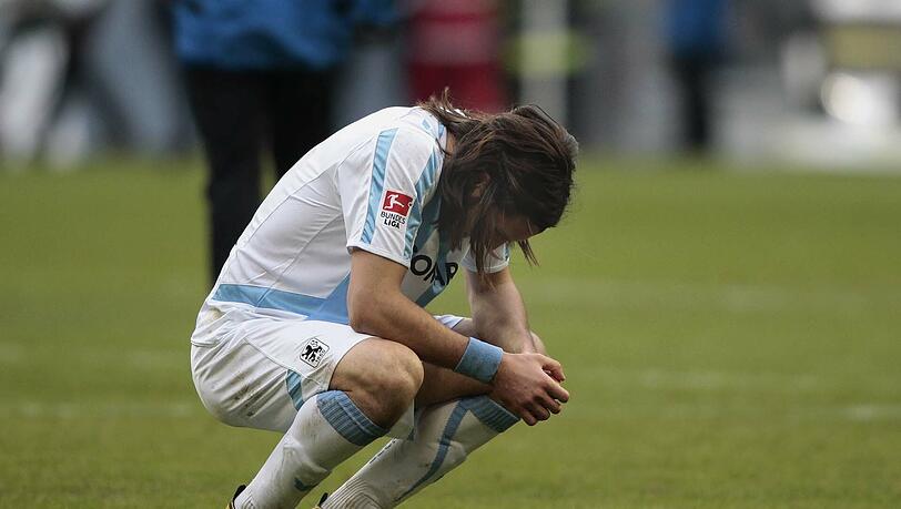 Die Last einer Niederlage wiegt manchmal schwer - wie hier bei löwen-Stürmer Djordje Rakic. Die Last einer Niederlage wiegt manchmal schwer - wie hier bei löwen-Stürmer Djordje Rakic.