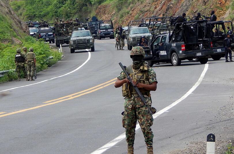 Mexikanische Soldaten stehen an einer Straßensperre in der Nähe von Arteag im Staat Michoacan.
