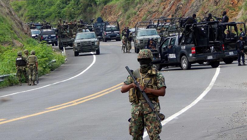 Mexikanische Soldaten stehen an einer Straßensperre in der Nähe von Arteag im Staat Michoacan. Mexikanische Soldaten stehen an einer Straßensperre in der Nähe von Arteag im Staat Michoacan.
