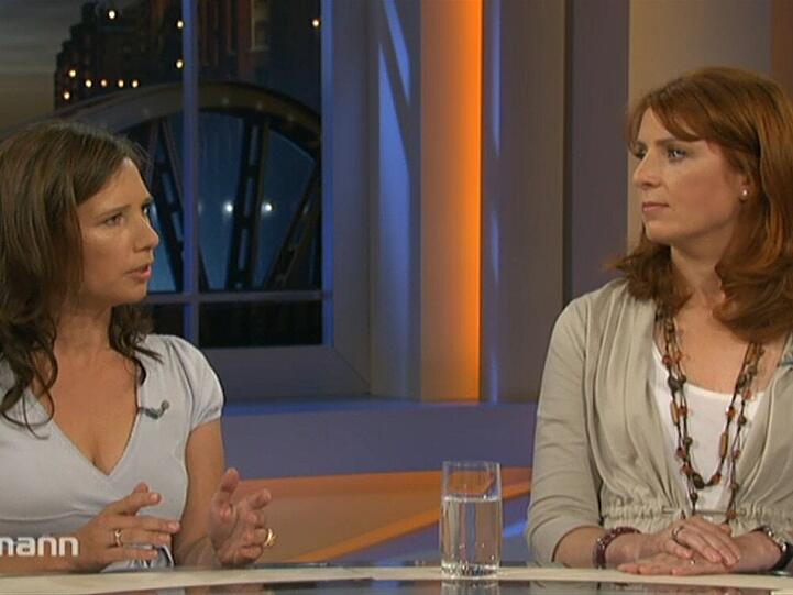 Monica Lierhaus (re.) und ihre Schwester Eva-Maria in der Talkshow "Beckmann"