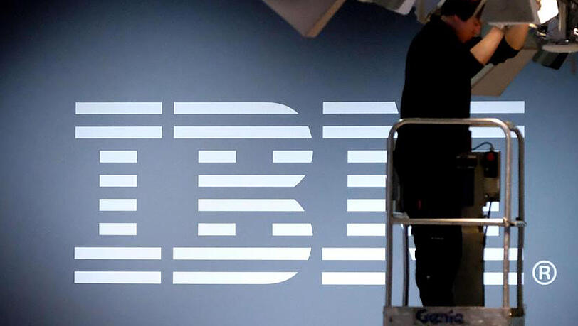 IBM kämpft seit über vier Jahren mit schrumpfendem Umsatz, genau genommen war es das 19. Quartal mit einem Minus in Folge. IBM kämpft seit über vier Jahren mit schrumpfendem Umsatz, genau genommen war es das 19. Quartal mit einem Minus in Folge.