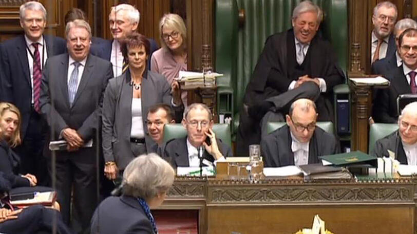 Die britische Premierministerin Theresa May (im Vordergrund) steht während einer Fragestunde im Parlament Rede und Antwort.
