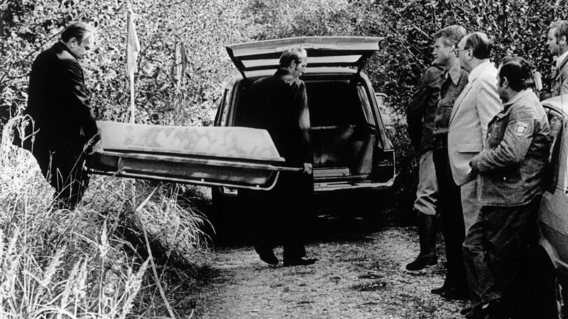 1981: Die Leiche von Ursula Herrmann wird abtransportiert. Das Mädchen ist in einer Holzkiste erstickt.