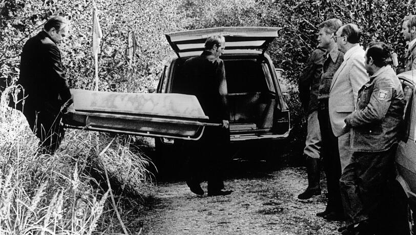 1981: Die Leiche von Ursula Herrmann wird abtransportiert. Das Mädchen ist in einer Holzkiste erstickt. 1981: Die Leiche von Ursula Herrmann wird abtransportiert. Das Mädchen ist in einer Holzkiste erstickt.