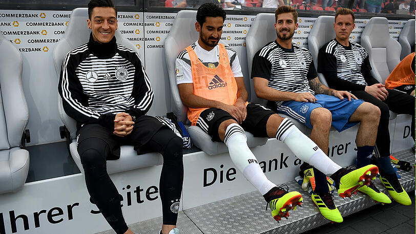 MARC-ANDRÉ TER STEGEN - NOTE 3.
Der wohl unglücklichste Mann des Kaders, der sich ein knappes Jahr als WM-Torhüter Nummer eins wähnte, durfte nach der Pause Neuer ablösen. Ein Dankeschön für den Keeper des FC Barcelona und wenn alles glatt läuft sein letzter Einsatz vor dem Urlaub. Hielt den Elfer, doch der Nachschuss war drin.