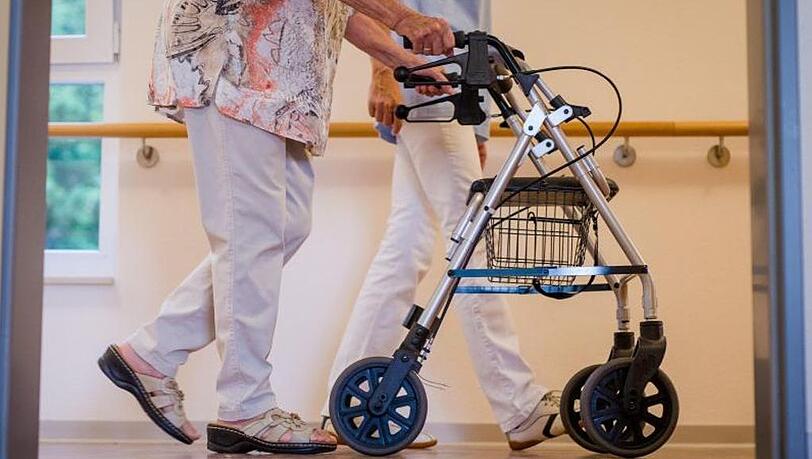 Der Altenpfleger bestahl auch eine Seniorin, die auf einen Rollator angewiesen war. (Symbolbild) Der Altenpfleger bestahl auch eine Seniorin, die auf einen Rollator angewiesen war. (Symbolbild)