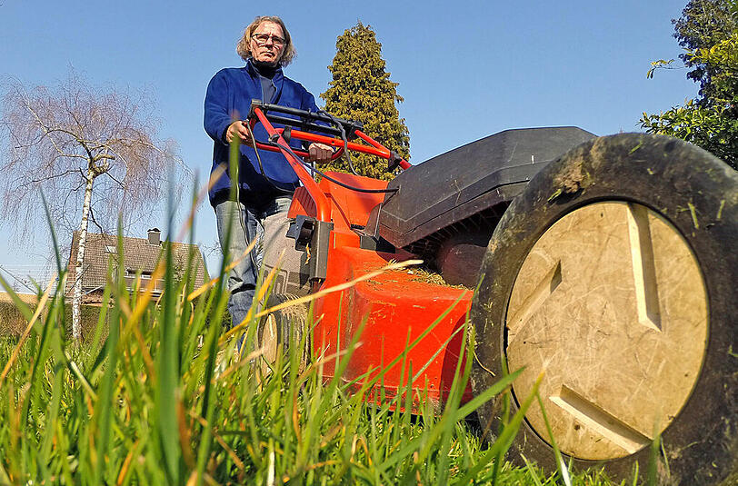 Hohes Gras sind für Benzinmäher meist kein Problem. Stiftung Warentest hat jetzt elf Elektromäher getestet - mit oft nur durchschnittlichen Resultaten.