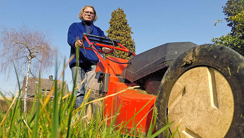Hohes Gras sind für Benzinmäher meist kein Problem. Stiftung Warentest hat jetzt elf Elektromäher getestet - mit oft nur durchschnittlichen Resultaten. Hohes Gras sind für Benzinmäher meist kein Problem. Stiftung Warentest hat jetzt elf Elektromäher getestet - mit oft nur durchschnittlichen Resultaten.