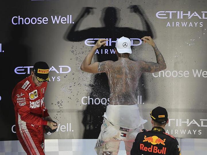 Lewis Hamilton ließ sich nach seinem 73. Grand-Prix-Sieg mit nacktem Oberkörper feiern.