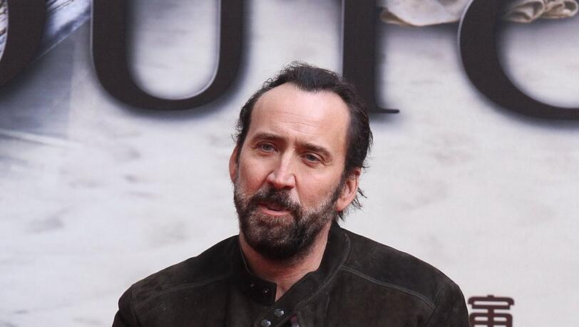So kennt man Nicolas Cage: mit schwarzem Haar und Bart. Doch der Schauspieler sieht derzeit anders aus...